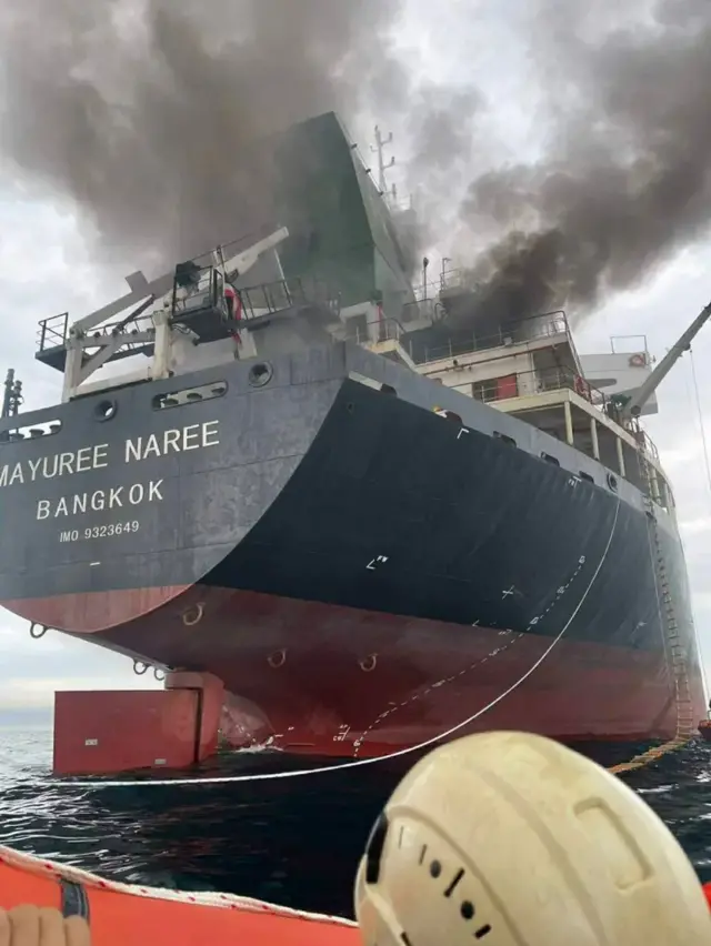 برخاستن دود از کشتی هدف قرار گرفته در تنگه هرمز