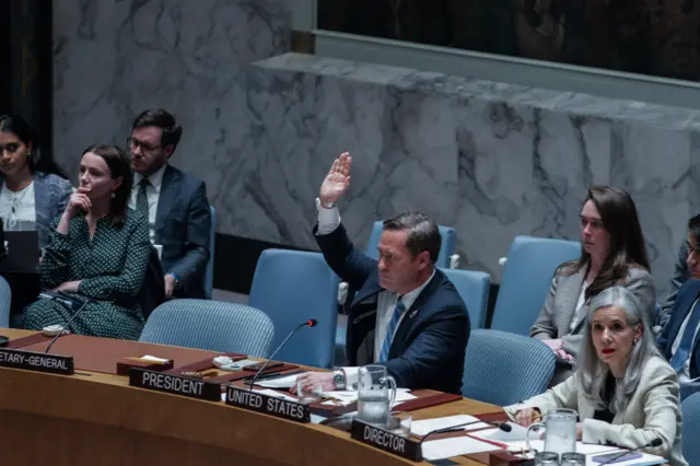 قام ممثل الولايات المتحدة لدى الأمم المتحدة مايك والتز (في الوسط) بالتصويت ضد مشروع القرار المتعلق بالأزمة الحالية في الشرق الأوسط الذي قدمته روسيا، في مقر الأمم المتحدة في نيويورك، نيويورك، الولايات المتحدة الأمريكية، 11 مارس 2026.