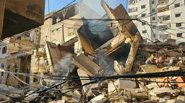 آثار للدمار الذي لحق بالضاحية الجنوبية لبيروت بعد استهداف مبنى بغارة جوية