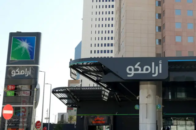 صورة التُقطت في الرياض تُظهر محطة وقود تابعة لشركة أرامكو على مشارف العاصمة السعودية في 5 نوفمبر/تشرين الثاني 2024.