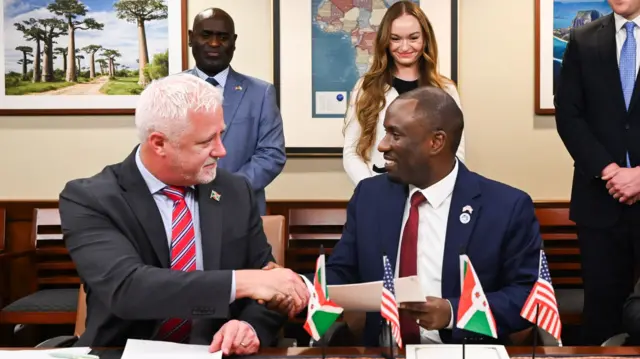 Umushikiranganji w'uburundi Hassan Kibeya arikumwe n'abaserukira KoBold Metals na Lifezone Metals