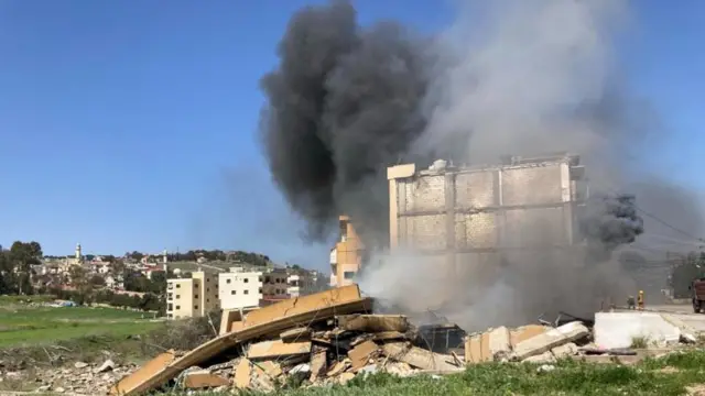 دخان يتصاعد بعد ضربة مسيرة إسرائيلية في جنوب لبنان
