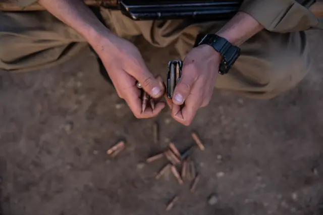 عنصر من حركة "كومله" الكردية المعارضة للسلطات في إيران، في التاسع من مارس/آذار 2026 في أربيل في العراق