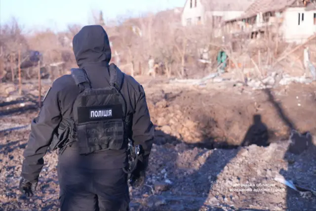полиция обходит место удара