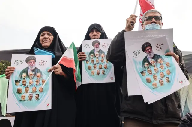 إيرانيون يحملون ملصقات للمرشد الأعلى الإيراني الراحل آية الله علي خامنئي خلال جنازات قادة الحرس الثوري الإيراني وقادة الجيش