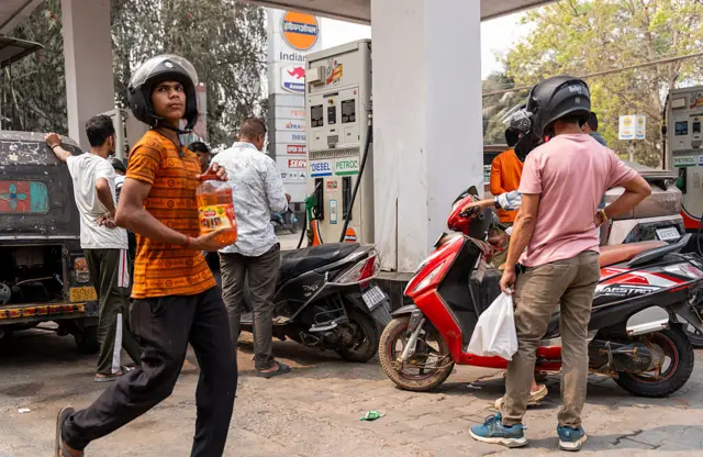 Giá xăng dầu tăng cao đang gây khó khăn cho người dân nhiều nước (ảnh chụp tại Guwahati, Ấn Độ ngày 11/3)