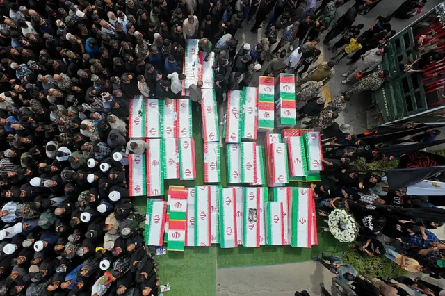 İran'ın Minab kentinde, 28 Şubat'ta ölen kız okulunun öğrencileri ve personeli için 3 Mart 2026'da düzenlenen cenaze törenindeki tabutlar.
