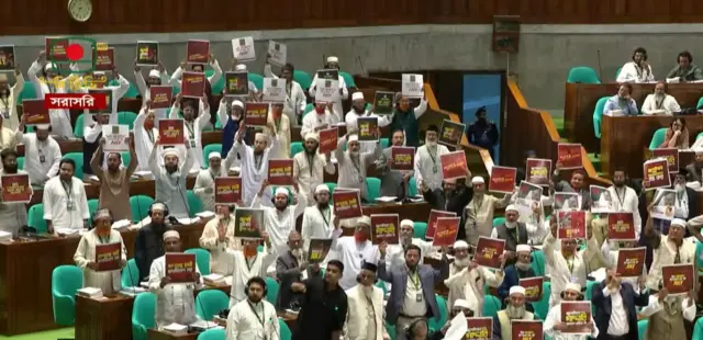 বিরোধী দলের সংসদ সদস্যরা রাষ্ট্রপতির ভাষণের বিরোধিতা করে প্লেকার্ড হাতে দাঁড়িয়ে যান