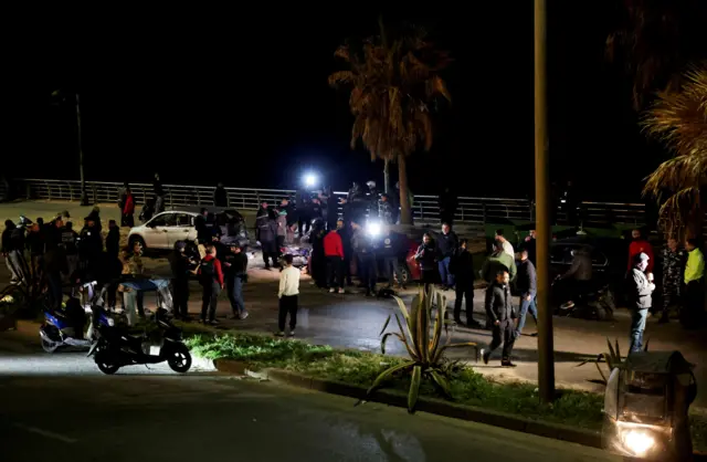 آثار غارة لطائرة بدون طيار استهدفت سيارة في رملة البيضاء بكورنيش بيروت