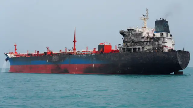 YArısı yanmış bir petrol tankeri