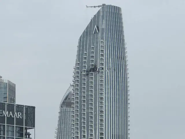 Высотное здание с поврежденным фасадом