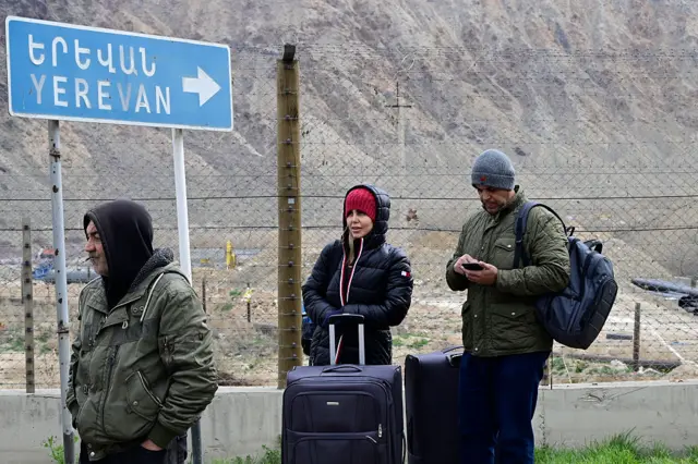 İran'dan Ermenistan'a geçen bir kadın. Havanın soğuk olduğu görülüyor.