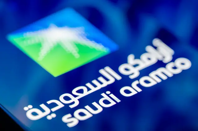 يظهر شعار شركة أرامكو السعودية على شاشة هاتف محمول