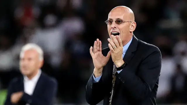 Constantine ni umwe mu batoza b'Abongereza uri mu ba mbere batoje amakipe menshi y'ibihugu byo hanze y'iwabo