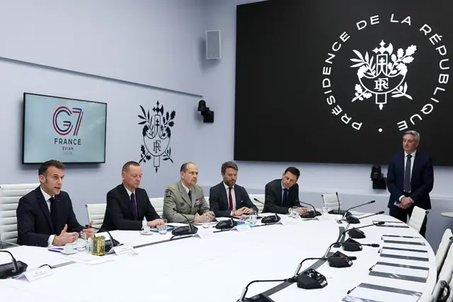 الرئيس الفرنسي إيمانويل ماكرون يترأس اجتماعا بالهاتف نظمه مع قادة مجموعة السبع في قصر الإليزيه في باريس يوم الأربعاء ،