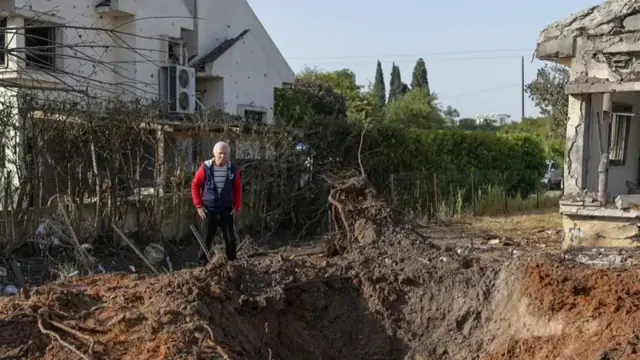 isanamu yerekana aho Igisasu co mu bwoko bwa roketi, bivugwa ko catewe n’umugwi w’abarwanyi ba Hezbollah bashigikiwe na Iran caguye hafi y’igisagara ca Kfar Yona, hagati muri Israel