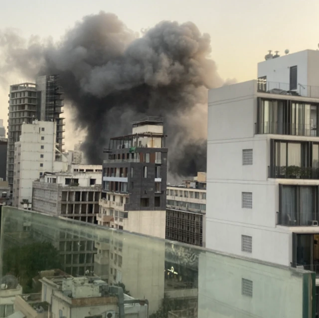 Israel không kích Beirut