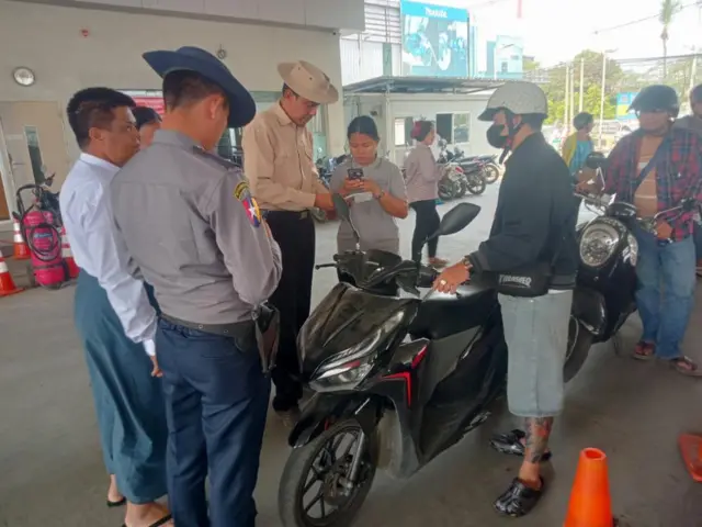 စစ်ကော်မရှင် အသစ်မိတ်ဆက်လိုက်တဲ့ အက်ပလီကေးရှင်းကို စက်သုံးဆီဆိုင်တစ်ခုမှာ အသုံးပြုနေစဉ်