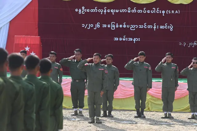 SRA သင်တန်းဆင်းပွဲက အာရက္ခတပ်တော် တပ်ဖွဲ့ဝင် သင်တန်းဆရာတွေ