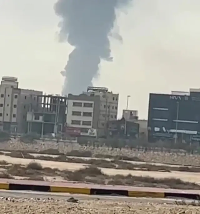 Iyi foto yafashwe muri iki gitondo yerekana umuriro ubandanya kwaka ku bibanza vyo kubika ibitoro ku kibuga c'indege ca Bahrain, inyuma y'ibitero vy'indege zitajamwo umudereva za Irani mw'ijoro ryakeye