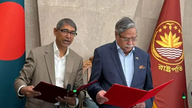 শপথ পাঠ করছেন আহমেদ আযম খান