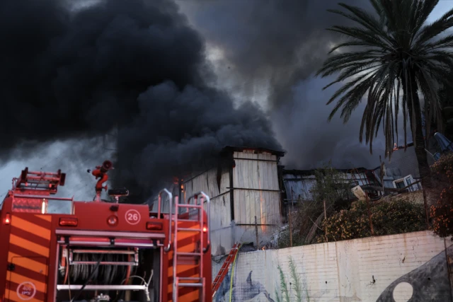 دود ناشی از انفجاری در حومه تل‌آویو، پس از آژیر خطر در پی شلیک موشک‌ها از ایران