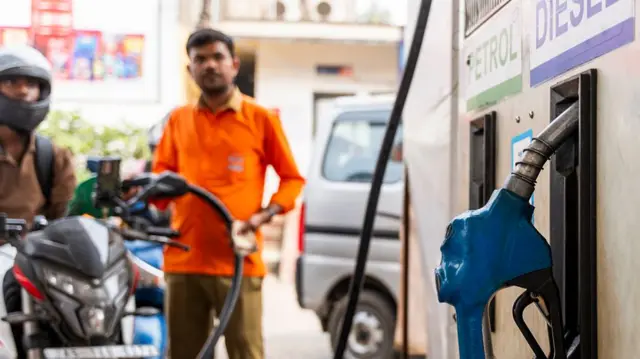 पेट्रोलियम और प्राकृतिक गैस मंत्रालय ने कहा है कि सभी पेट्रोल पंपों पर पेट्रोल और डीज़ल पर्याप्त मात्रा में उपलब्ध है