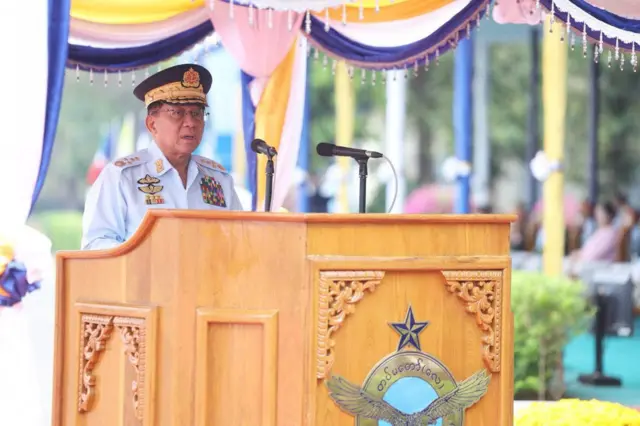 မတ် ၁၂ ရက်က တပ်တော်ဝင်အခမ်းအနားမှာတွေ့ရတဲ့ စစ်ခေါင်းဆောင်ဗိုလ်ချုပ်မှူးကြီးမင်းအောင်လှိုင်