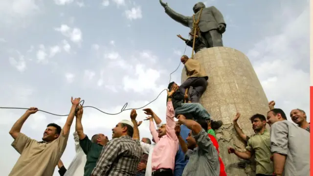 Igishusho c'umukuru w'igihugu ca Irak, Saddam Hussein, kiriko kirasamburwa hagati mu gisagara ca Baghdad