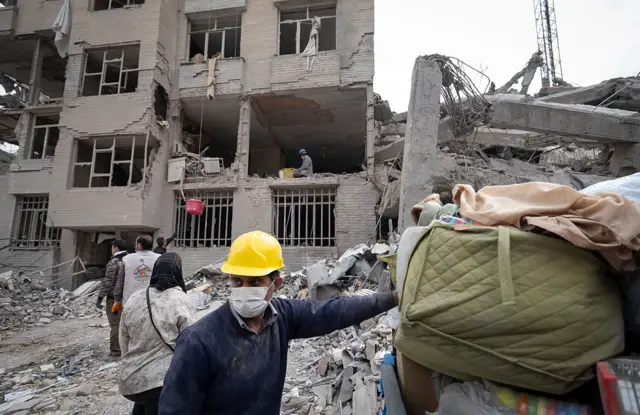Tahran'da dünkü saldırılarda hasar gören binalar.