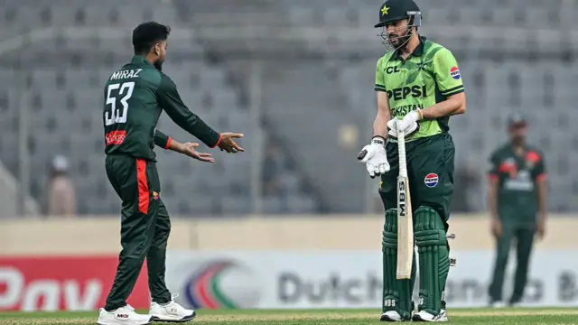 13 मार्च, 2026 को मीरपुर के शेर-ए-बांग्ला नेशनल स्टेडियम में बांग्लादेश और पाकिस्तान के बीच खेले गए दूसरे ओडीआई मैच के दौरान, रनआउट होने के बाद पाकिस्तान के सलमान आगा (दाएं) बांग्लादेश के कप्तान मेहदी हसन मिराज़ से बात करते हुए