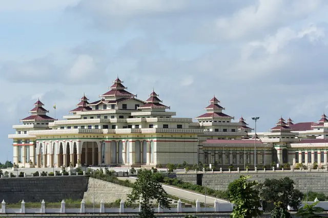 ပြည်ထောင်စုလွှတ်တော်မှာ ဒုသမ္မတသုံးဦးထဲကနေတစ်ဦးကို သမ္မတအဖြစ်ရွေးချယ်ရမှာဖြစ်ပါတယ်။