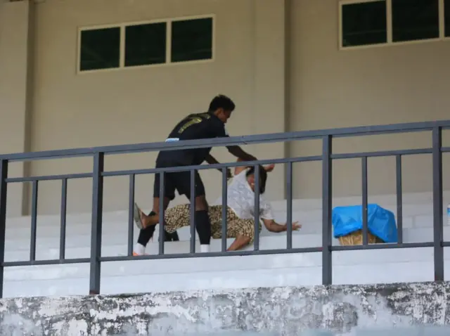 မောင်မောင်လွင်နဲ့ ဆဲဆိုနေတဲ့ အမျိုးသမီးပရိသတ်တစ်ဦးတို့ ဖြစ်ပျက်ခဲ့တဲ့ မြင်ကွင်း