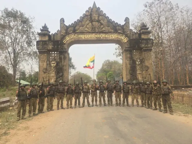 တကောင်းမြို့မှာတွေ့ရတဲ့ စစ်ကော်မရှင်တပ်ဖွဲ့ဝင်တချို့