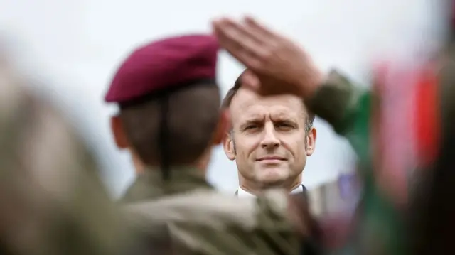 Emmanuel Macron arimo kuramutswa n'umusirikare