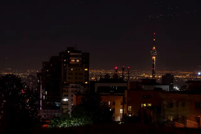 طهران ليلاً.