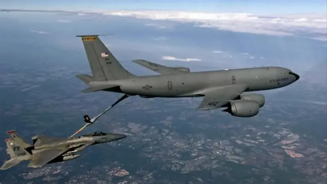 Indege yo mubwoko bwa KC-135 iriko iratanga igitoro ku ndege y'inrwano