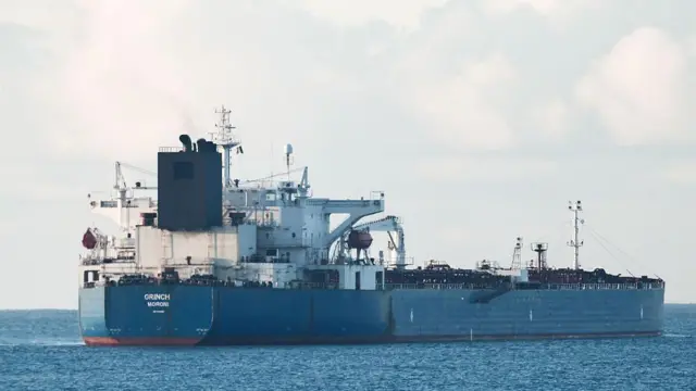 Танкер Grinch, предположительно принадлежащий российскому теневому флоту, недалеко от порта в Марселе под наблюдением французских ВМС