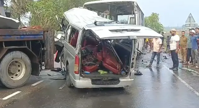 দুর্ঘটনায় দুমড়ে মুচড়ে যায় মাইক্রোবাসটি