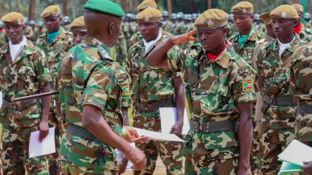 Général Prime Niyongabo ashikiriza urupapuro rw'umutsindo umusirikare arangije amasomo mu ishure rya Bururi