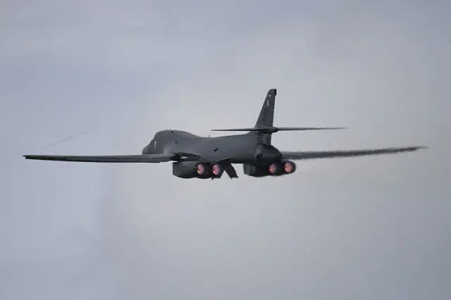قاذفة قنابل من طراز B-1B لانسر تابعة لسلاح الجو الأمريكي محملة بالكامل بالذخيرة