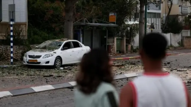 آوار و بقایای انفجار در خیابانی در مرکز اسرائیل پس از یک حمله