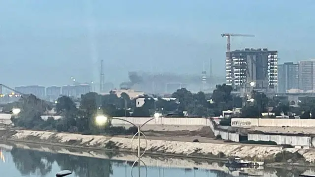 በባግዳድ የሚገኘው የአሜሪካ ኤምባሲ የድሮን ጥቃት ከደረሰበት በኋላ ጭስ ታይቷል