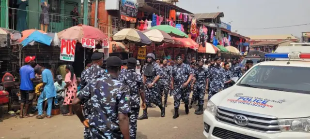 Ndị uweojii na-akpagharị n'ime ahịa dị n'Awka