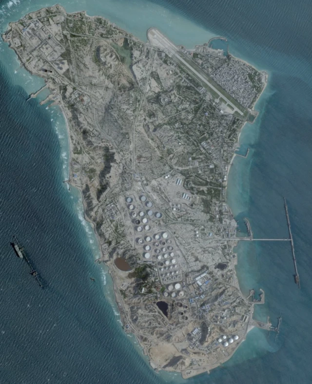 صورة التقطها قمر صناعي تُظهر محطة نفطية في جزيرة خرج