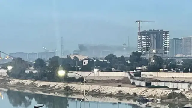 برخاستن دود در پی حمله پهپادی به سفارت امریکا در بغداد