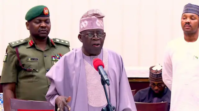 Oge Onyeisiala Tinubu na-agwa ndịisi ụlọọrụ mgbasaozi okwu n'ọgbakọ ahụ ha nwere