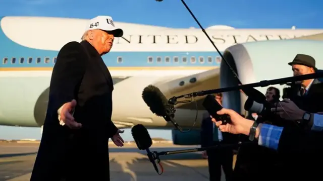 Ông Trump phát biểu trước báo giới trước khi lên chuyên cơ Air Force 1