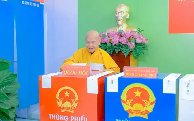 Trưởng lão Hòa thượng Thích Thiện Nhơn – Phó Pháp chủ Hội đồng Chứng minh, Chủ tịch Hội đồng Trị sự đã bỏ phiếu tại đơn vị số 15, phường Nhiêu Lộc, TP HCM, sáng 15/3