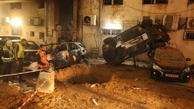 اسرائیلی شہر حولون میں حملے کے بعد تباہی